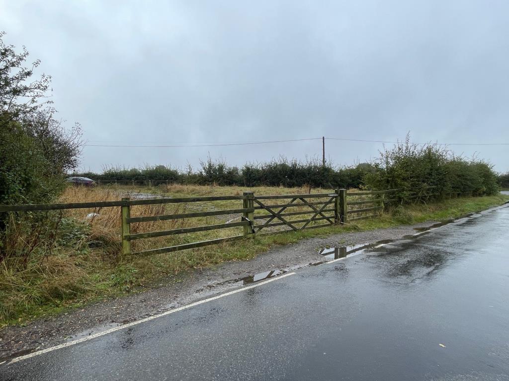 Lot: 114 - LAND WITH PLANNING PERMISSION FOR TRAVELLERS SITE - Gate entrance to the land from Bardfield End Green
